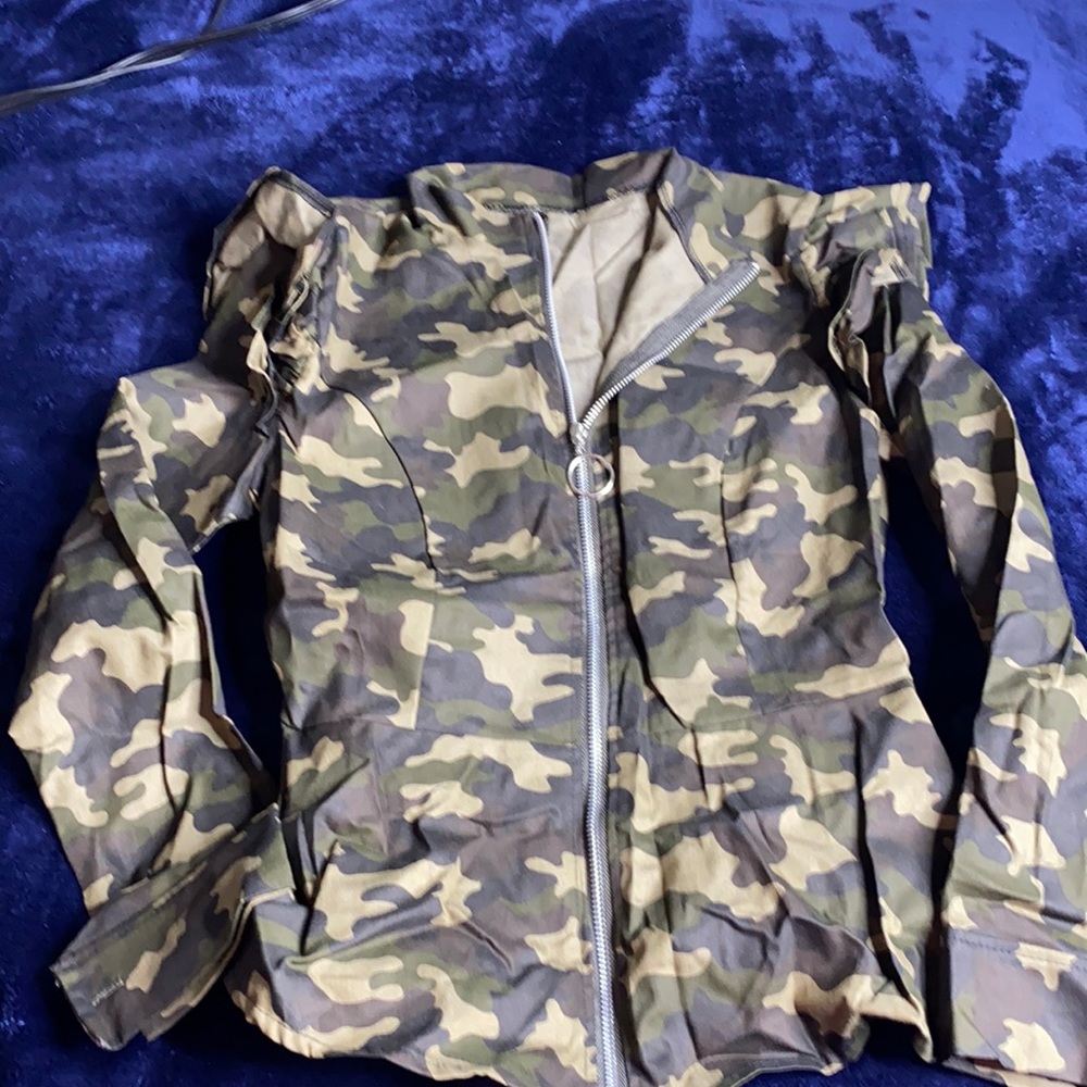 Ruffle shoulder camp jacket
